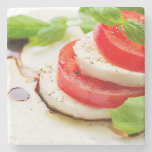 Caprese Salat. Tomate- und Mozzarellascheiben Steinuntersetzer