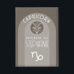 Capricorn Custom Birthday Zodiac - Modernes Design Button<br><div class="desc">Personalisieren Sie diese Schaltfläche mit einem Geburtstag und Namen. Ein maßgeschneidertes Design mit dem Tierkreiszeichen - Capricorn - plus Persönlichkeitsmerkmale, Information und Konstellation. Personalisieren Sie diese Geburtstagskandle mit einem Geburtstag und Namen. Ein individuelles Geburtstagsdesign mit dem Tierkreiszeichen - Capricorn - plus Persönlichkeitsmerkmale, Information und Konstellation. Eine erdgraue und schwarze Farbkombination...</div>