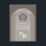 Capricorn Custom Birthday Zodiac - Modernes Design Button<br><div class="desc">Personalisieren Sie diese Schaltfläche mit einem Geburtstag und Namen. Ein maßgeschneidertes Design mit dem Tierkreiszeichen - Capricorn - plus Persönlichkeitsmerkmale, Information und Konstellation. Personalisieren Sie diese Geburtstagskandle mit einem Geburtstag und Namen. Ein individuelles Geburtstagsdesign mit dem Tierkreiszeichen - Capricorn - plus Persönlichkeitsmerkmale, Information und Konstellation. Eine erdgraue und schwarze Farbkombination...</div>