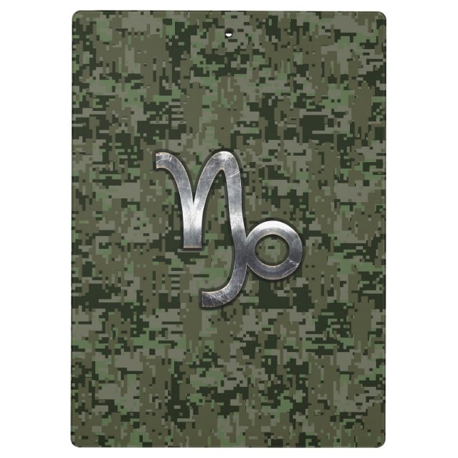 Capricorn Zodiac Sign auf Woodland Digital Camoufl Klemmbrett (Rückseite)