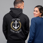 Captain Anchor Ihr Boot Name Gold Laurel Black Hoodie<br><div class="desc">Ein eigens entworfener (Vor- und Rücken-)nautischer Bootsanker, goldene Lorbeerfische und ein Goldstar mit Captain Rank oder anderem Titel und Ihrem personalisierten Namen oder Bootsnamen auf einem schwarzen Kapuzenschiff. Macht ein großartiges Geschenk.</div>