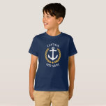 Captain Boat Name Anchor Gold Laurel Navy Blue T-Shirt<br><div class="desc">Ein eigens entworfener nautischer Bootsanker,  goldene Lorbeerfische und ein Goldstar mit Captain Rank oder anderem Titel und Ihrem personalisierten Namen oder Bootsnamen auf einem Jungs-T - Shirt. Mehrere Farben zur Auswahl. Macht ein großartiges Geschenk.</div>