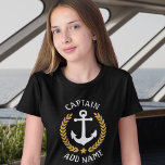 Captain Boat Name Anchor Gold Laurel Verlasse Lila T-Shirt<br><div class="desc">Ein eigens entworfener nautischer Bootsanker,  goldene Lorbeerfische und ein Goldstar mit Captain Rank oder anderem Titel und Ihrem personalisierten Namen oder Bootsnamen auf einem lila T - Shirt. Mehrere andere Farben zur Auswahl. Macht ein großartiges Geschenk.</div>