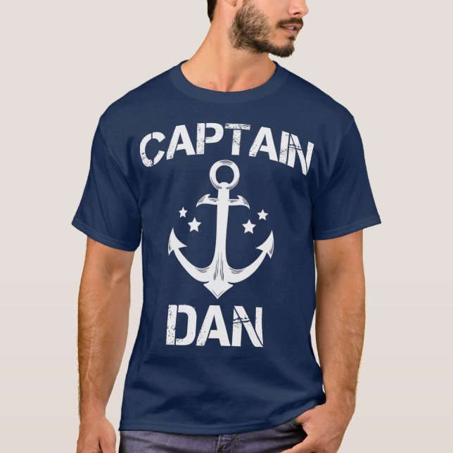 CAPTAIN DAN Funny Birthday Personalisiert Name T-Shirt (Vorderseite)