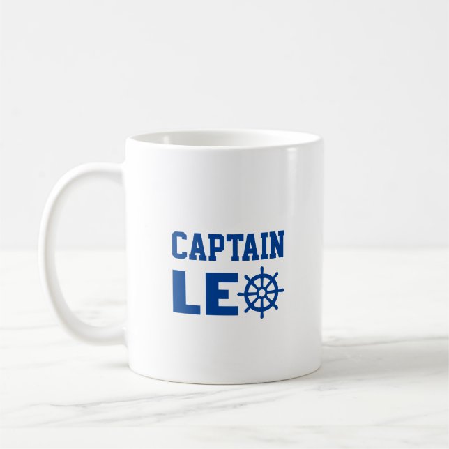Captain Leo Kaffeetasse (Links)