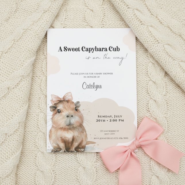 Capybara Baby Shower • Pink Bow Theme Einladung (Baby shower invitation with capybara and pink bow on cream knitted blanket, soft neutral tones.)