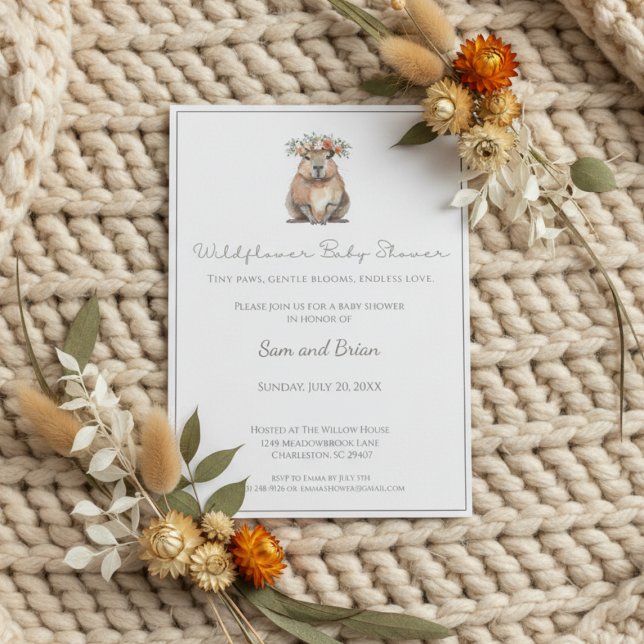 Capybara Baby Shower • Wildflower Boho Einladung (Boho baby shower invitation with watercolor capybara and floral crown on cream knitted blanket)