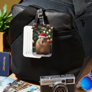"Capybara Claus: Ein festliches Bokeh-Wunderland" Gepäckanhänger