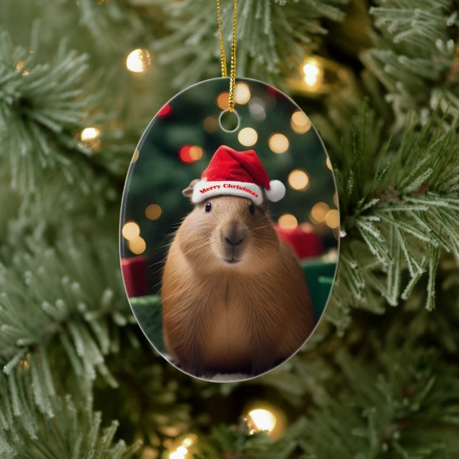 "Capybara Claus: Ein festliches Bokeh-Wunderland" Keramik Ornament (Baum)
