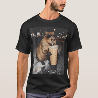 Capybara, der eisgekühlten Kaffee trinkt, lustiges T-Shirt