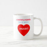 Cardiologists Do It with Heart Funny Kaffeetasse<br><div class="desc">Cardiologists Do It with Heart Funny says this cute funny mug for anyone who works in a cardiology office whether it's a nurse,  bookkeeper,  assistant receptionist,  or the doctor,  himself.  It features a big red heart symbol,  of course,  along with the text.</div>