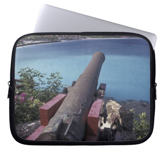 CARIBBEAN, St. Barts, Connon in die Bucht von Laptopschutzhülle (Vorderseite)