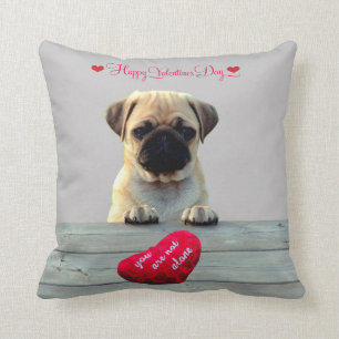 Carlin souhaitant des coussins de coeur de