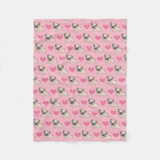 Carlins roses mignons avec la couverture de coeurs