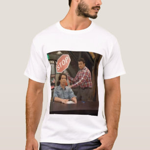 Carly Gibby trifft den Spencer mit einem Stoppschi T-Shirt