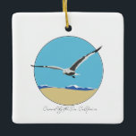 Carmel by Sea California Sea Gull over Beach Keramikornament<br><div class="desc">Keramik mit 2-dimensionalem Seemannsbild, das mit Wellen über den Strand fliegt. Carmel-by-the-Sea, Kalifornien in Drehbuch am Boden.</div>
