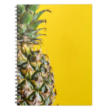 Ananas sur arrière - plan jaune