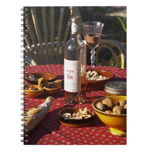 Carnet Apéritif et apéritifs préparés: pain, olives, (Devant)