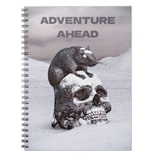 Carnet Aventure en avant. Rat sur un crâne dans la neige