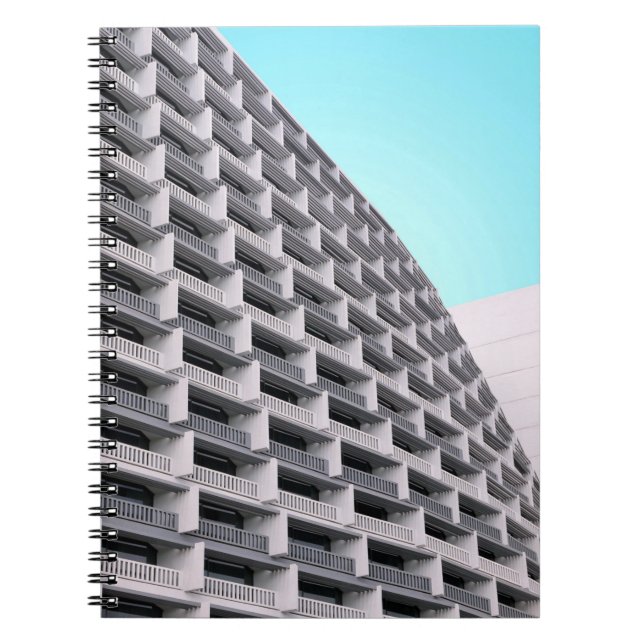 Carnet Bâtiment en béton blanc avec terrasses (Devant)