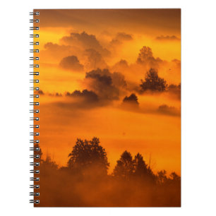 Carnet Brouillard matinal au-dessus de la rivière inondat