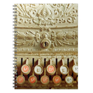 Carnet caisse vintage, couverte de poussière et de toile