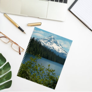 Carnet Capture du mont enneigé et paysage du lac Pittores