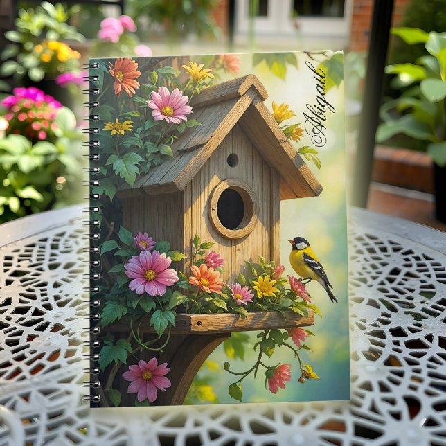Carnet Charmante maison d'oiseaux Vibrant Fleur d'été Gra (Charming birdhouse notebook with vibrant flowers and a sweet great tit, bathed in warm light.)