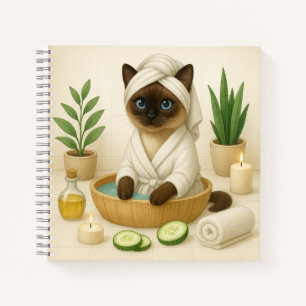 Carnet Chat est en spa avec la lumière des bougies