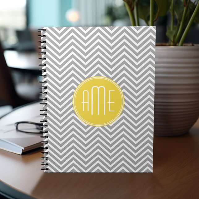 Carnet Chevrons gris et jaune Monogramme personnalisé (Personalized notebook - add monogram and custom text)