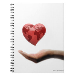 Carnet Coeur avec la carte globale au-dessus de la main