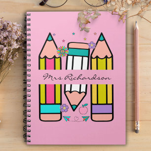 Carnet Crayon nom de professeur de couleur rose clair car