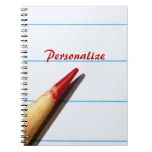 Carnet Crayon rouge de professeur sur le papier rayé ave