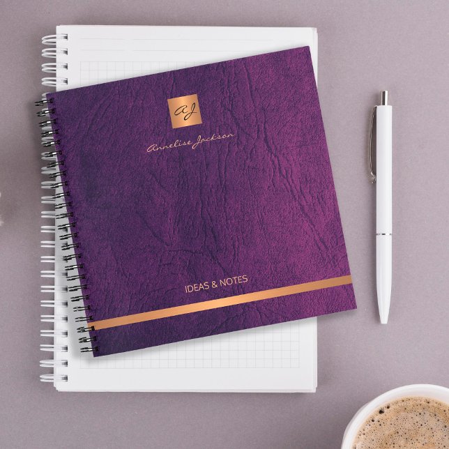 Carnet Cuir violet élégant de luxe avec monogramme doré (Créateur téléchargé)