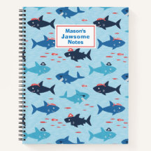 De mignons requins drôles avec des casquettes pira