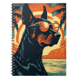 Carnet Doberman sur une plage tropicale au coucher du sol
