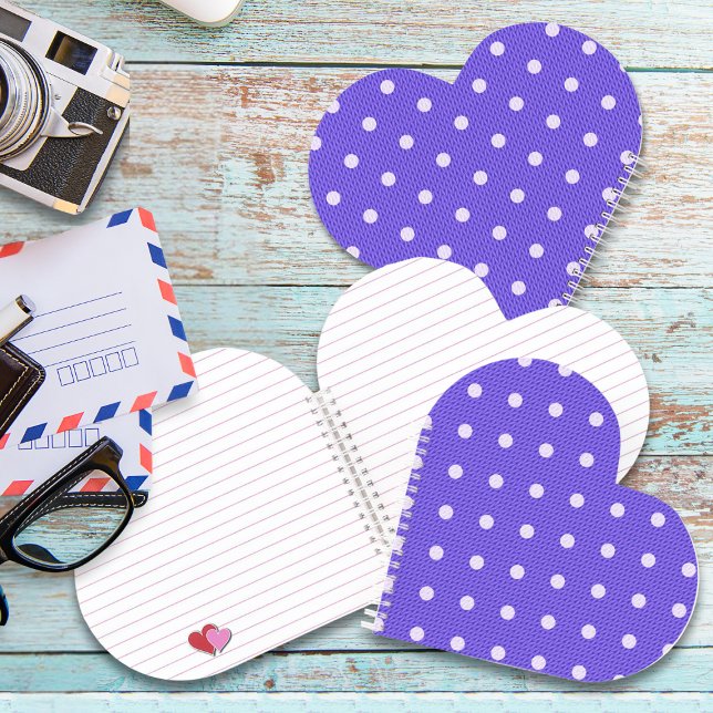 Carnet Dotty Delft Purple Spiral (A Dotty Delight Purple Spiral Notebook is on the table.)