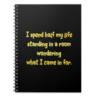 Carnet Drôle debout dans une blague de chambre