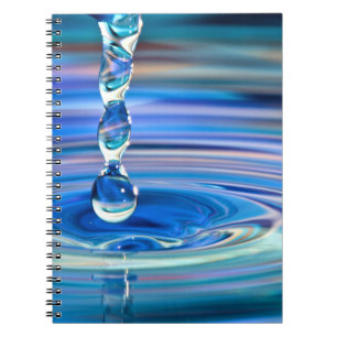 Carnet Écoulement clair de baisses de l'eau bleue