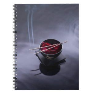 Carnet Encens brûlant sur la cuvette de pétales