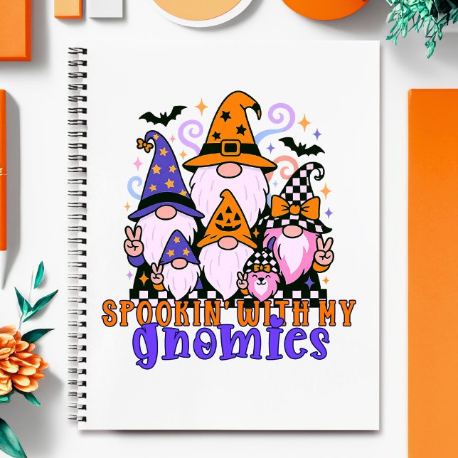 Carnet Faire peur avec mes gnomes : Amis rétro d'Hallowee (Get festive with spookin' with my gnomies — a Halloween friends design full of humor and charm.)