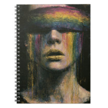 Femme avec un bandeau arc-en-ciel