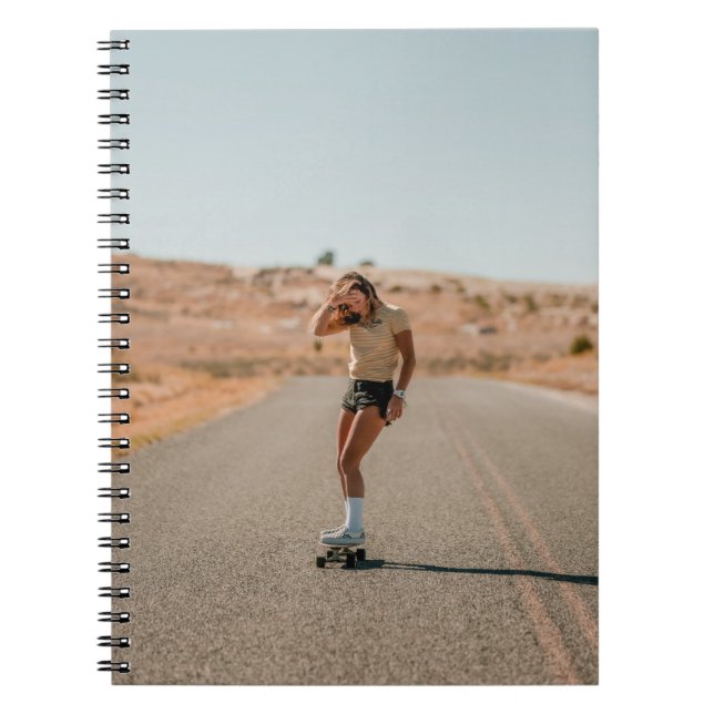 Carnet Femme en chemise blanche courant sur la route le m (Devant)