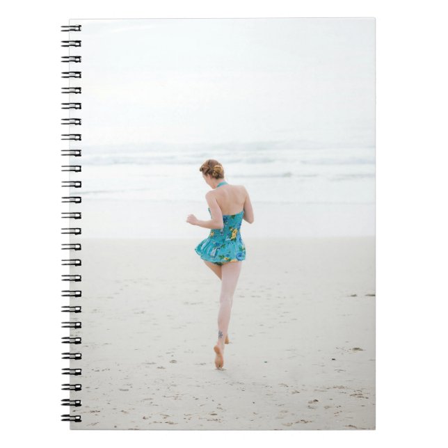 Carnet Femme marchant sur le rivage près de la plage (Devant)