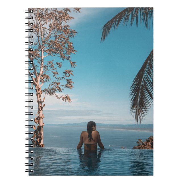 Carnet Femme portant le bikini noir robinet nageant sur l (Devant)