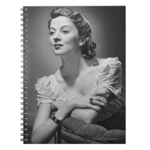 Carnet Femme posant dans le studio