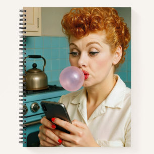 Carnet Femme Rétro Écrivant Sur un Téléphone Portable