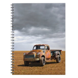 Carnet Fermes   Vieux camion en campagne