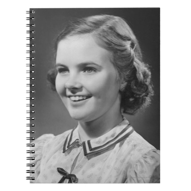 Carnet Fille posant dans le studio (Devant)