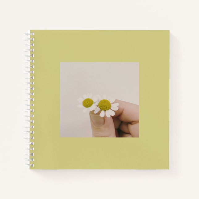 Carnet Fingertip Daisy – Soft Aesthetic Spiral Notebook (Devant)